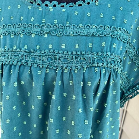 Blouse, green short sleeve, accent buttons down back, women's size L - Picture 2 of 8